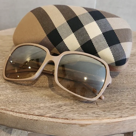 Designer Burberry Sunglasses with Case - Picture 7 of 7